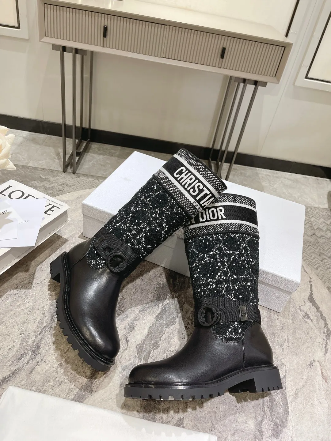 👟👟Ex-factory price 600👟👟 Dior Dior autumn and winter classic knight boots, many celebrities and Internet celebrities have planted grass. Fashion and trend are at the same time, a cool and handsome boot👢, not only the appearance is great and the brand is recognizable, the three-dimensional sense of the embroidery is also super A! Fly-woven fabric + imported first-layer cowhide + silk sheepskin lining, rubber non-slip and wear-resistant bottom. Original full set of packaging. Number of yards: 35-39 yards (40.41 needs to be customized)